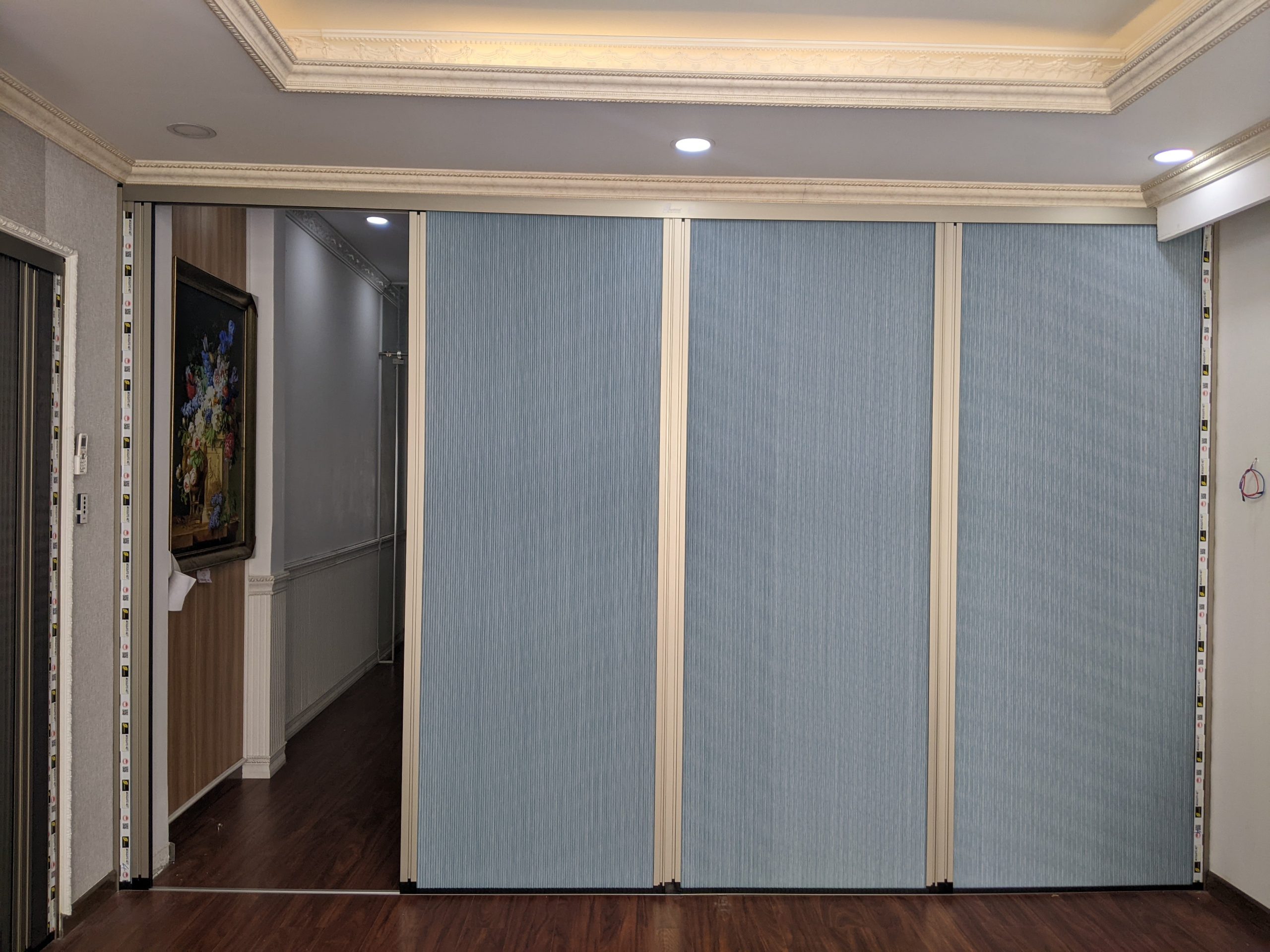 Biến Không Gian Lớn Thành Nhiều Khu Vực Riêng Tư Với Rèm Vách Ngăn Tổ Ong