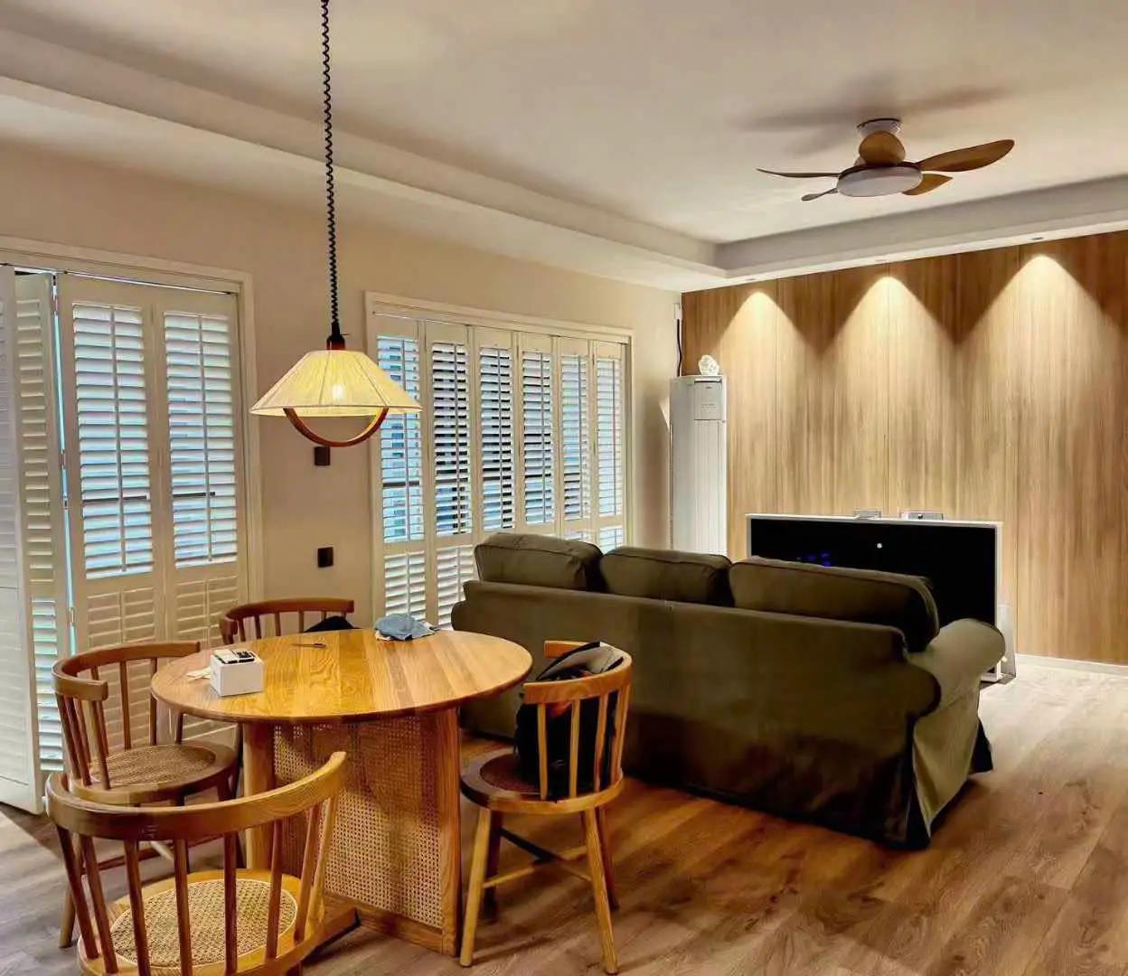 Tạo Không Gian Sống Đầy Nghệ Thuật Với Vách Ngăn Phòng Khách Bằng Gỗ