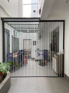 Vách ngăn nhựa pvc trong suốt - Giải pháp thông minh cho không gian sống hiện đại